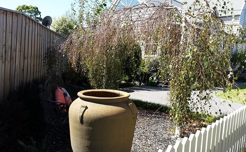 Creek Cottage Bed And Breakfast Traralgon Exterior foto